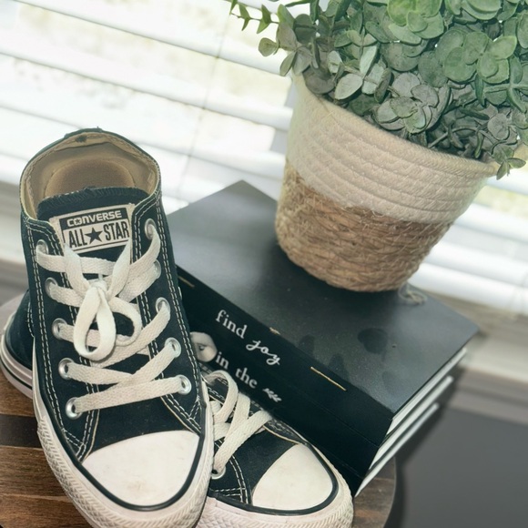 Converse All Star Gently used. Women’s size 5. Low rise. - Picture 2 of 3